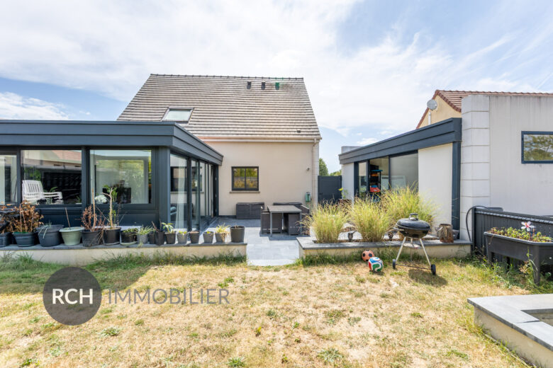 Photos du bien : Villiers-le-Mahieu – Maison de 2017 avec piscine intérieure