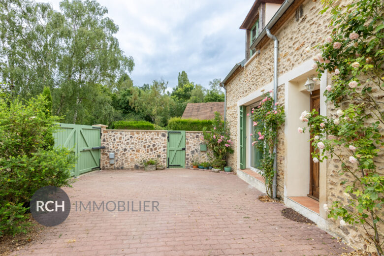 Photos du bien : Exclusivité – Grosrouvre – Authentique maison en pierre située dans un environnement d’exception