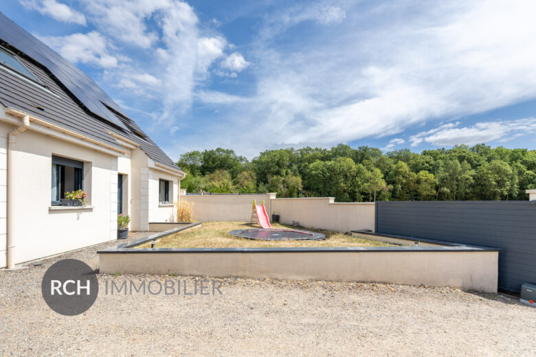 Photos du bien : Villiers-le-Mahieu – Maison de 2017 avec piscine intérieure