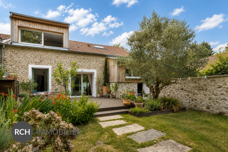 Photos du bien : Exclusivité – Grosrouvre – Authentique maison en pierre située dans un environnement d’exception