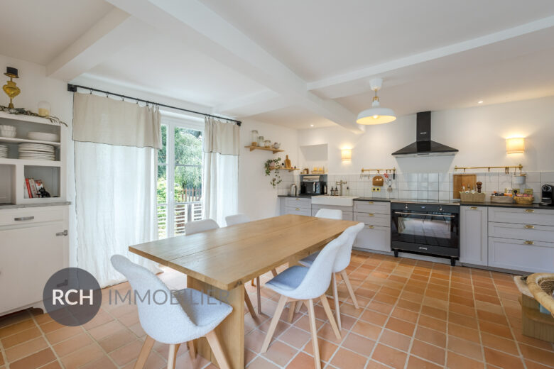 Photos du bien : Méré – Maison ancienne entièrement rénovée avec charmant jardin clos de murs