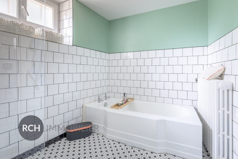 Photos du bien : Méré – Maison ancienne entièrement rénovée avec charmant jardin clos de murs