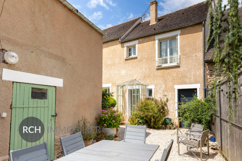 Photos du bien : Méré – Maison ancienne entièrement rénovée avec charmant jardin clos de murs