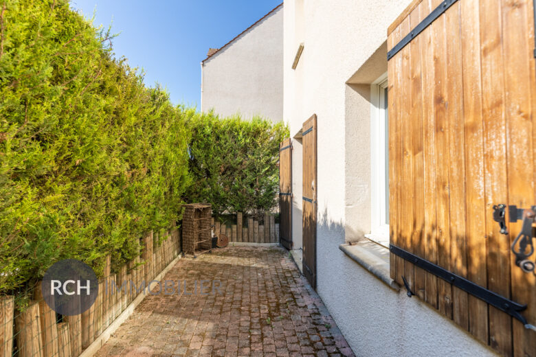 Photos du bien : Exclusivité – Saint-Germain-de-la-Grange – Appartement deux pièces clef en main entièrement rénové