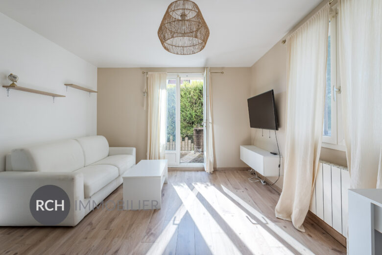 Photos du bien : Exclusivité – Saint-Germain-de-la-Grange – Appartement deux pièces clef en main entièrement rénové