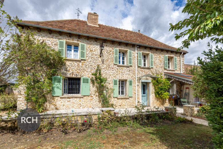 Photos du bien : Condé-sur-Vesgre – Maison de caractère en pierre offrant un beau potentiel