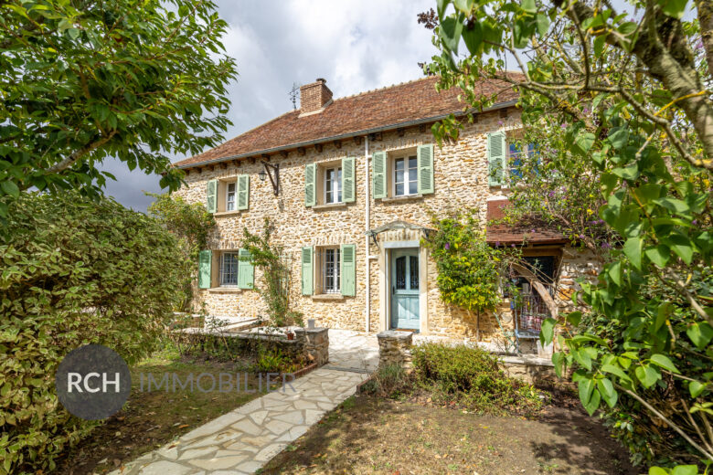 Photos du bien : Condé-sur-Vesgre – Maison de caractère en pierre offrant un beau potentiel