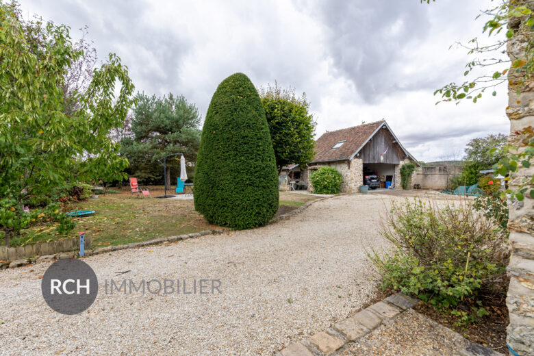 Photos du bien : Condé-sur-Vesgre – Maison de caractère en pierre offrant un beau potentiel