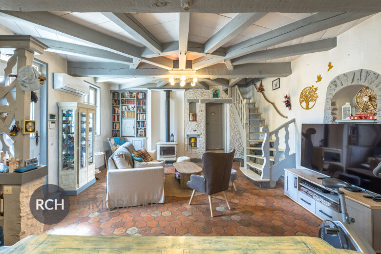 Photos du bien : Condé-sur-Vesgre – Maison de caractère en pierre offrant un beau potentiel