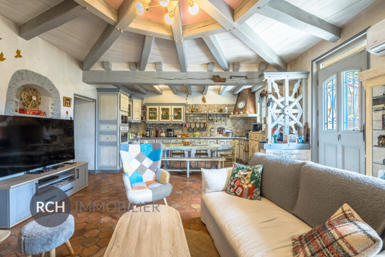 Photos du bien : Condé-sur-Vesgre – Maison de caractère en pierre offrant un beau potentiel