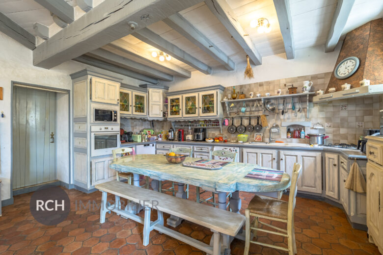 Photos du bien : Condé-sur-Vesgre – Maison de caractère en pierre offrant un beau potentiel