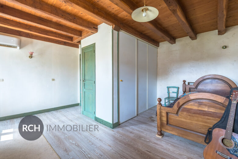 Photos du bien : Condé-sur-Vesgre – Maison de caractère en pierre offrant un beau potentiel