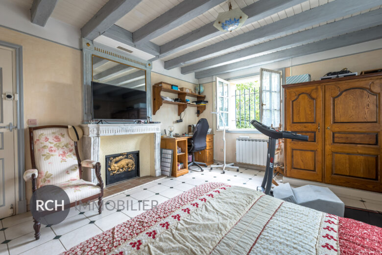 Photos du bien : Condé-sur-Vesgre – Maison de caractère en pierre offrant un beau potentiel