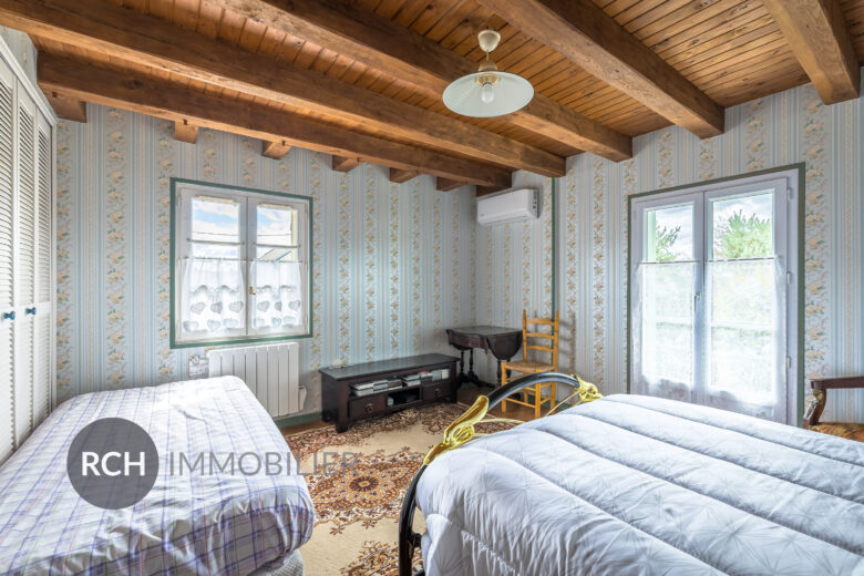 Photos du bien : Condé-sur-Vesgre – Maison de caractère en pierre offrant un beau potentiel