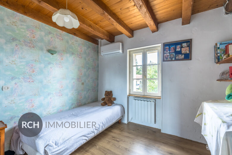 Photos du bien : Condé-sur-Vesgre – Maison de caractère en pierre offrant un beau potentiel