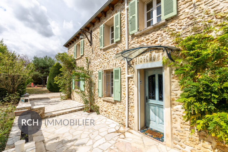 Photos du bien : Condé-sur-Vesgre – Maison de caractère en pierre offrant un beau potentiel
