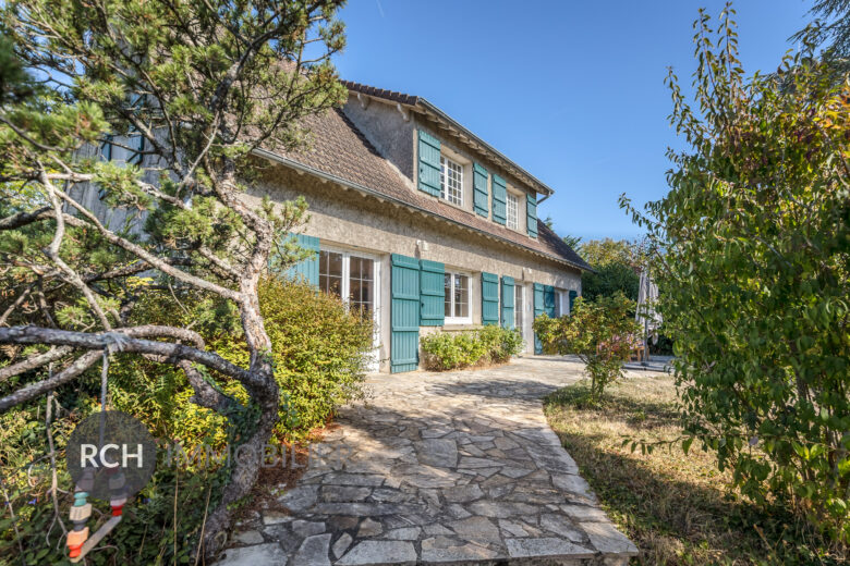 Photos du bien : Méré – Grande maison familiale sur un beau jardin au calme