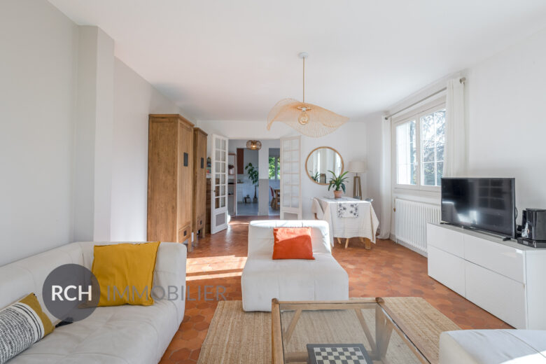Photos du bien : Méré – Grande maison familiale sur un beau jardin au calme