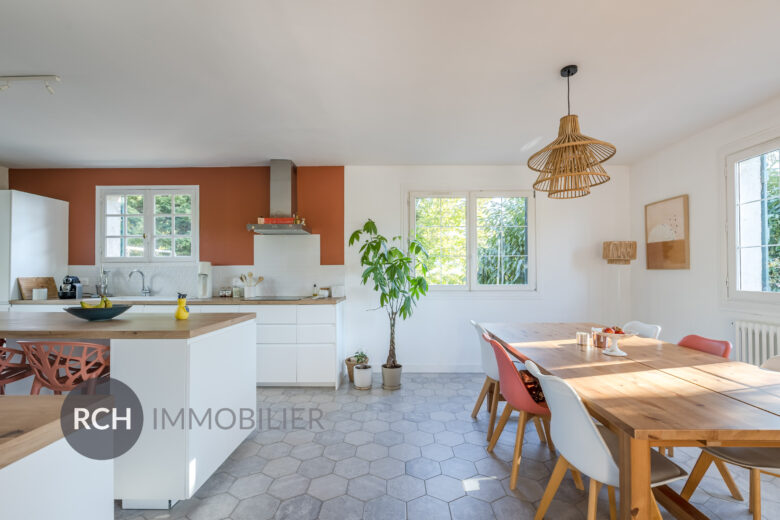 Photos du bien : Méré – Grande maison familiale sur un beau jardin au calme