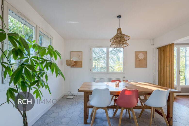 Photos du bien : Méré – Grande maison familiale sur un beau jardin au calme