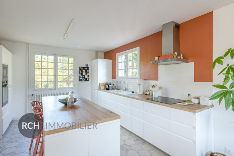 Photos du bien : Méré – Grande maison familiale sur un beau jardin au calme