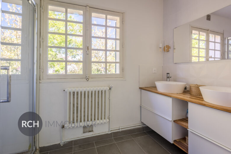 Photos du bien : Méré – Grande maison familiale sur un beau jardin au calme