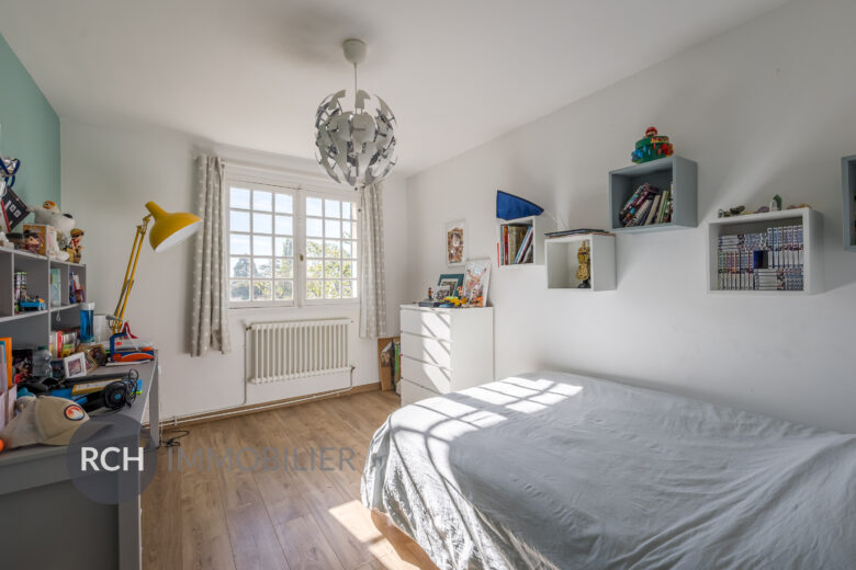 Photos du bien : Méré – Grande maison familiale sur un beau jardin au calme