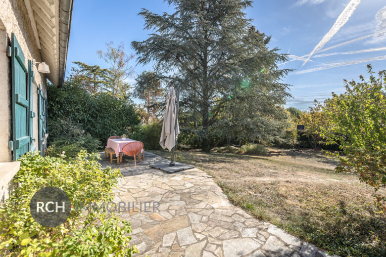 Photos du bien : Méré – Grande maison familiale sur un beau jardin au calme
