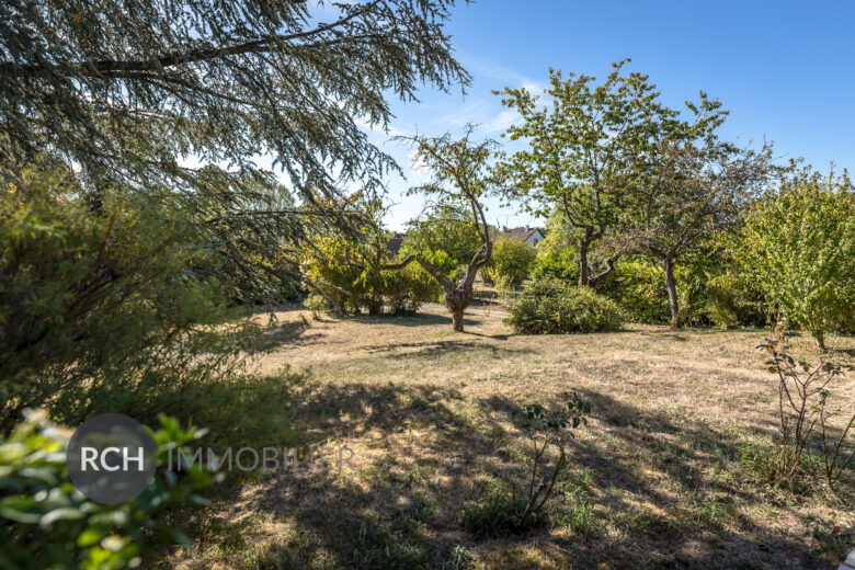 Photos du bien : Méré – Grande maison familiale sur un beau jardin au calme