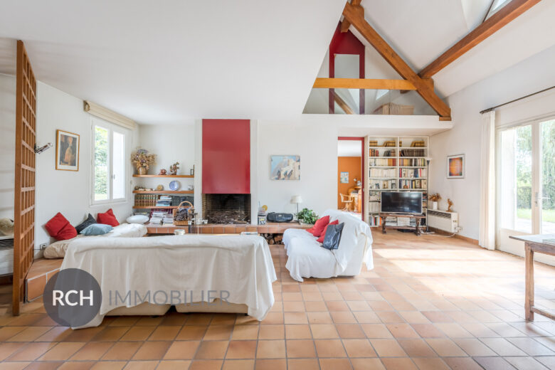 Photos du bien : Autouillet – Maison d’architecte baignée de lumière avec piscine chauffée et terrain arboré