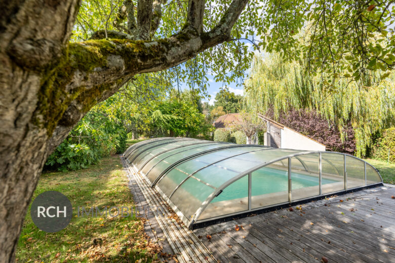 Photos du bien : Autouillet – Maison d’architecte baignée de lumière avec piscine chauffée et terrain arboré