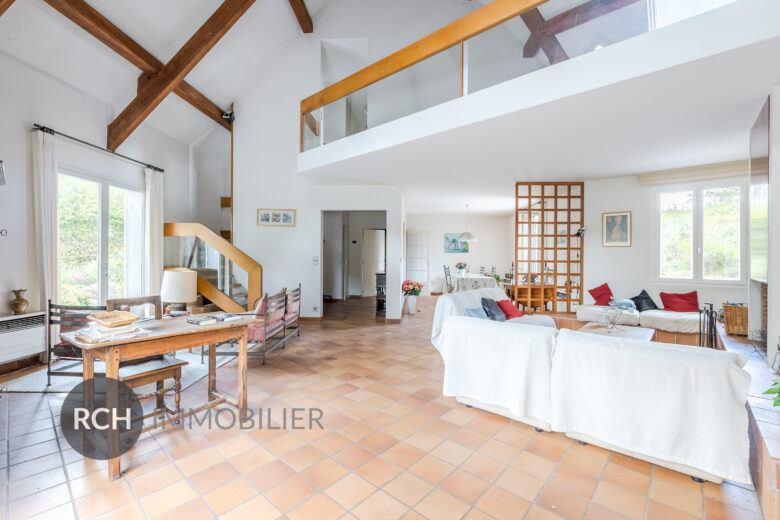 Photos du bien : Autouillet – Maison d’architecte baignée de lumière avec piscine chauffée et terrain arboré