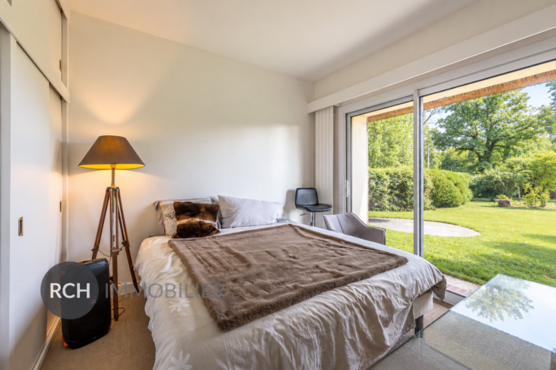 Photos du bien : Les Mesnuls – Superbe chaumière entièrement rénovée avec maison d’amis, piscine et tennis