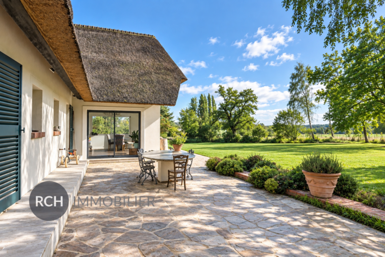 Photos du bien : Les Mesnuls – Superbe chaumière entièrement rénovée avec maison d’amis, piscine et tennis