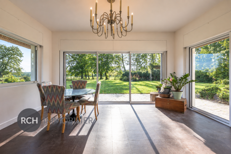 Photos du bien : Les Mesnuls – Superbe chaumière entièrement rénovée avec maison d’amis, piscine et tennis