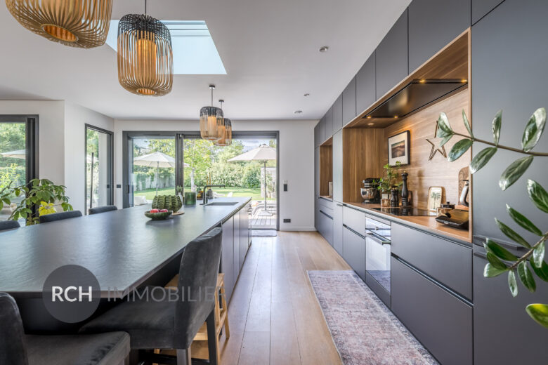Photos du bien : Exclusivité – Montfort-l&rsquo;Amaury – Maison d&rsquo;architecte avec une vue imprenable sur le village
