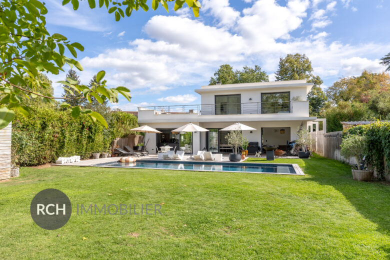 Photos du bien : Exclusivité – Montfort-l&rsquo;Amaury – Maison d&rsquo;architecte avec une vue imprenable sur le village