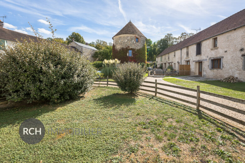 Photos du bien : Garancières – Jolie petite maison ancienne dans un beau corps de ferme