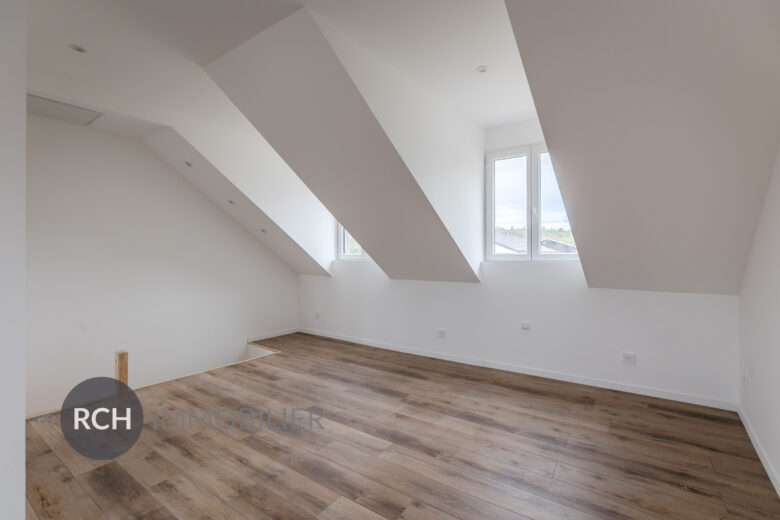 Photos du bien : Beynes – Maison de ville en pierre entièrement rénovée avec terrasse et jardin