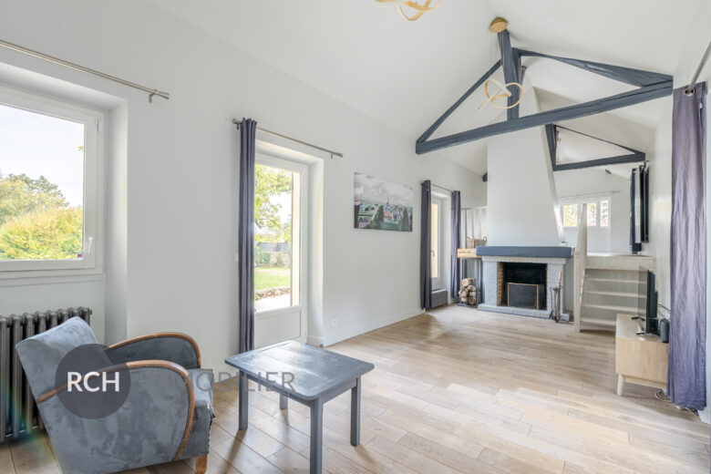 Photos du bien : Boullay-les-Troux – Charmante maison en pierre entièrement rénovée sur un joli jardin plat avec piscine