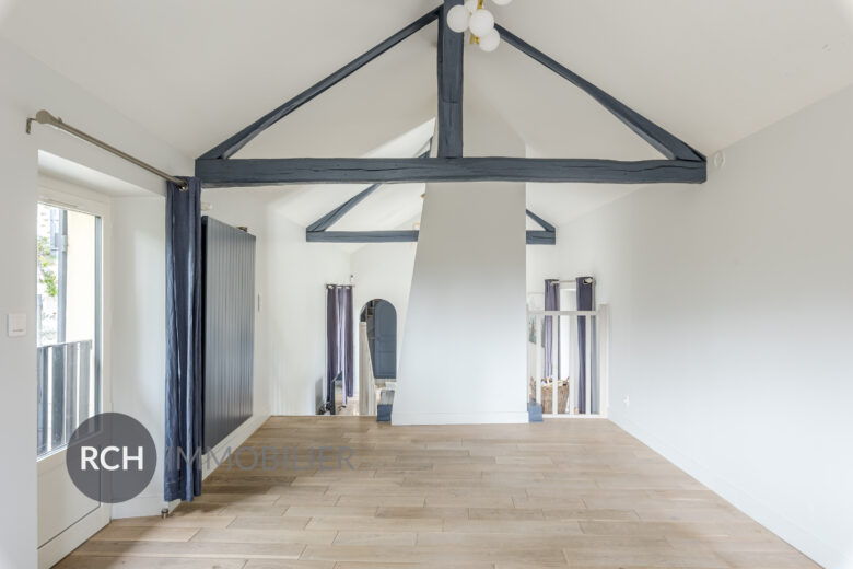 Photos du bien : Boullay-les-Troux – Charmante maison en pierre entièrement rénovée sur un joli jardin plat avec piscine