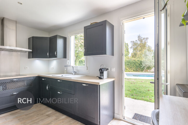 Photos du bien : Boullay-les-Troux – Charmante maison en pierre entièrement rénovée sur un joli jardin plat avec piscine