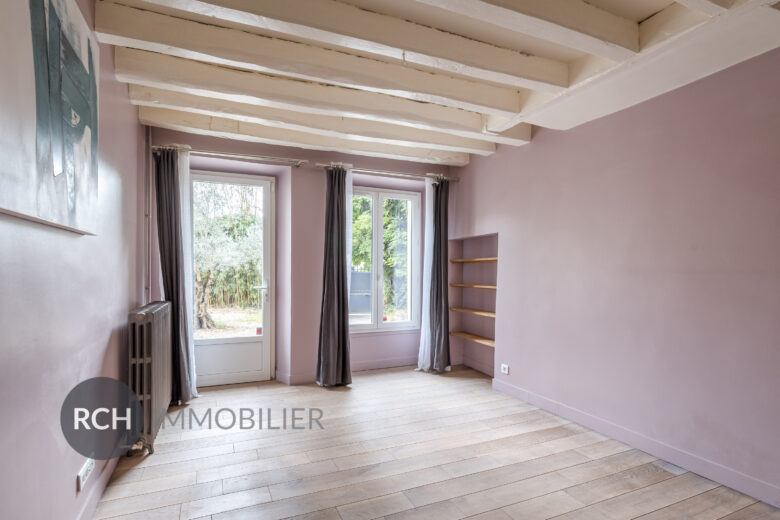 Photos du bien : Boullay-les-Troux – Charmante maison en pierre entièrement rénovée sur un joli jardin plat avec piscine