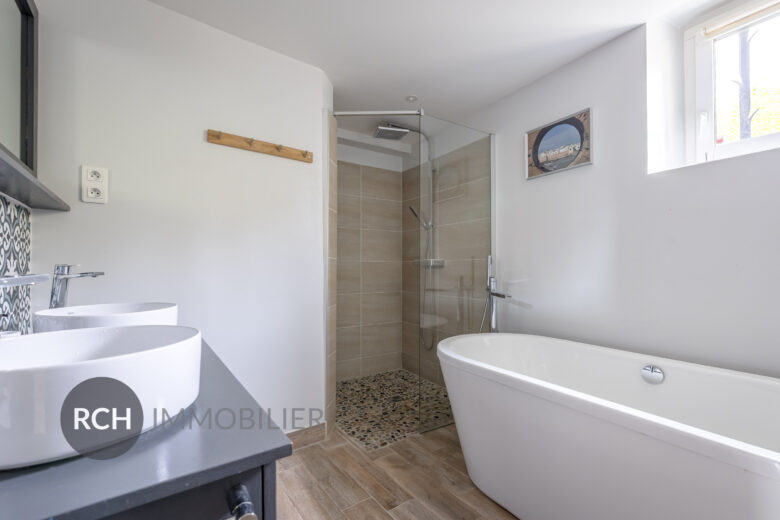 Photos du bien : Boullay-les-Troux – Charmante maison en pierre entièrement rénovée sur un joli jardin plat avec piscine