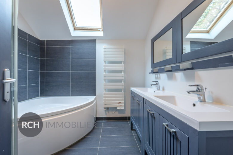 Photos du bien : Boullay-les-Troux – Charmante maison en pierre entièrement rénovée sur un joli jardin plat avec piscine