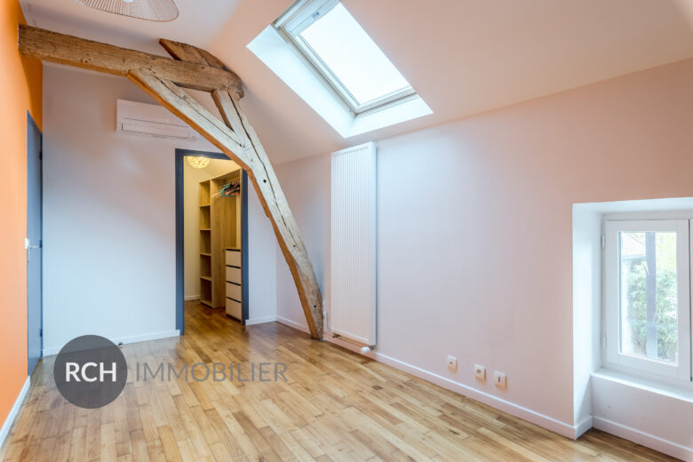 Photos du bien : Boullay-les-Troux – Charmante maison en pierre entièrement rénovée sur un joli jardin plat avec piscine