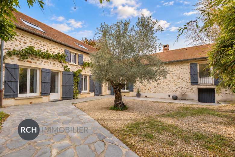 Photos du bien : Boullay-les-Troux – Charmante maison en pierre entièrement rénovée sur un joli jardin plat avec piscine