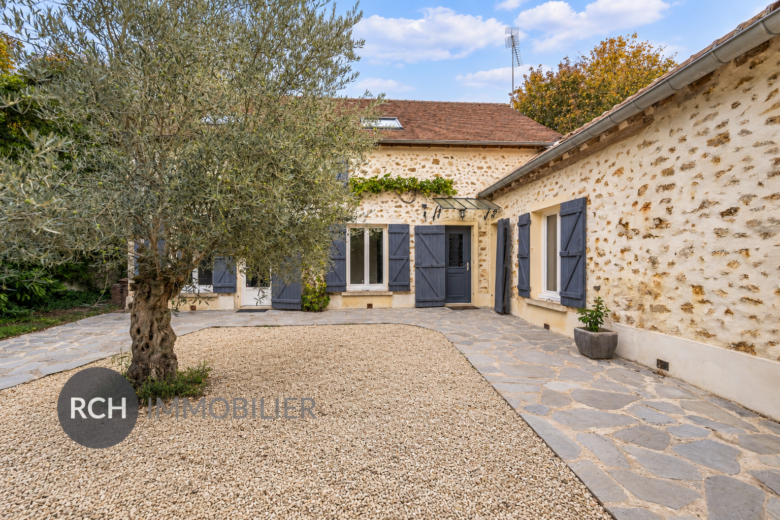 Photos du bien : Boullay-les-Troux – Charmante maison en pierre entièrement rénovée sur un joli jardin plat avec piscine