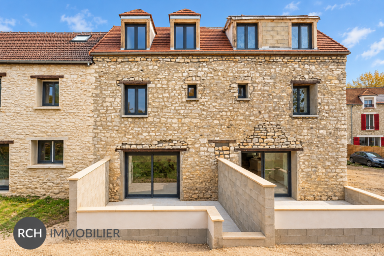 Photos du bien : Beynes – Maison de ville en pierre entièrement rénovée avec terrasse et jardin