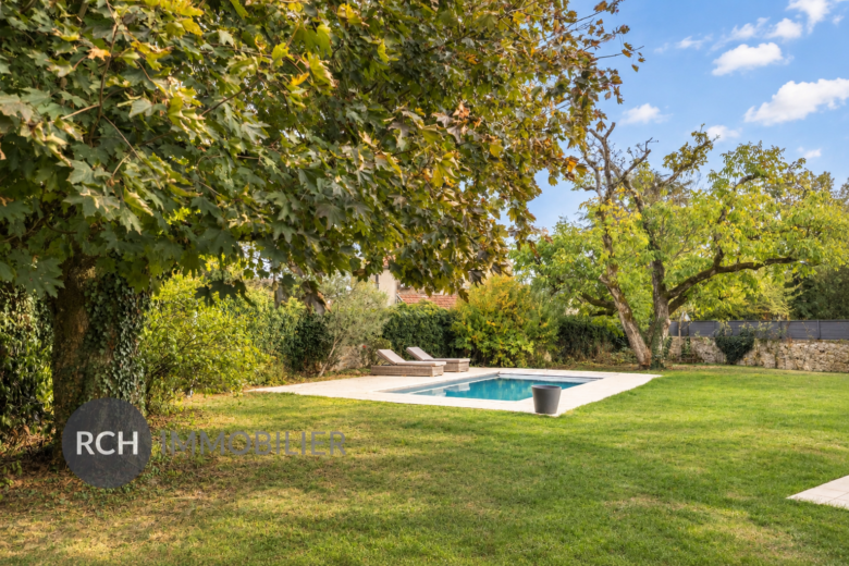 Photos du bien : Boullay-les-Troux – Charmante maison en pierre entièrement rénovée sur un joli jardin plat avec piscine